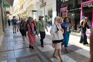 Τουρίστες χωρίς διάθεση και χρήματα για έξοδα και σπατάλες στην αγορά