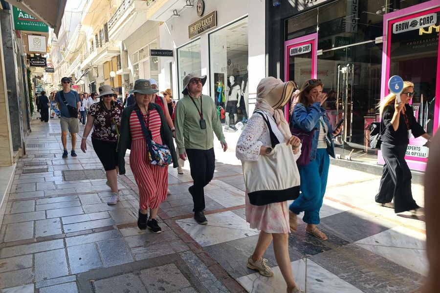 Τουρίστες χωρίς διάθεση και χρήματα για έξοδα και σπατάλες στην αγορά