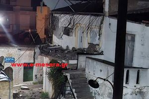 (ΦΩΤΟ): Μεσαρά: Κατέρρευσε μπαλκόνι σε χωριό μέσα στη νύχτα