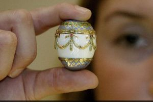 Κλέφτης άρπαξε μια τσάντα πολυτελείας που περιείχε ένα αυγό Φαμπερζέ και το αντάλλαξε με ναρκωτικά