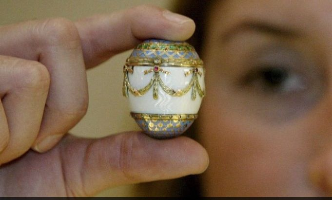 Κλέφτης άρπαξε μια τσάντα πολυτελείας που περιείχε ένα αυγό Φαμπερζέ και το αντάλλαξε με ναρκωτικά