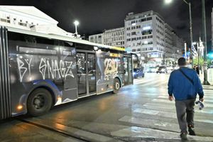 Πειραιάς: Πέταξαν κροτίδα σε λεωφορείο κινούμενοι σε πατίνι