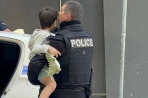 Στο Αυτόφωρο η μητέρα του 5χρονου που έμεινε μόνος στο σπίτι και «βομβάρδιζε» περαστικούς με πέτρες και παιχνίδια από τον 6ο όροφο