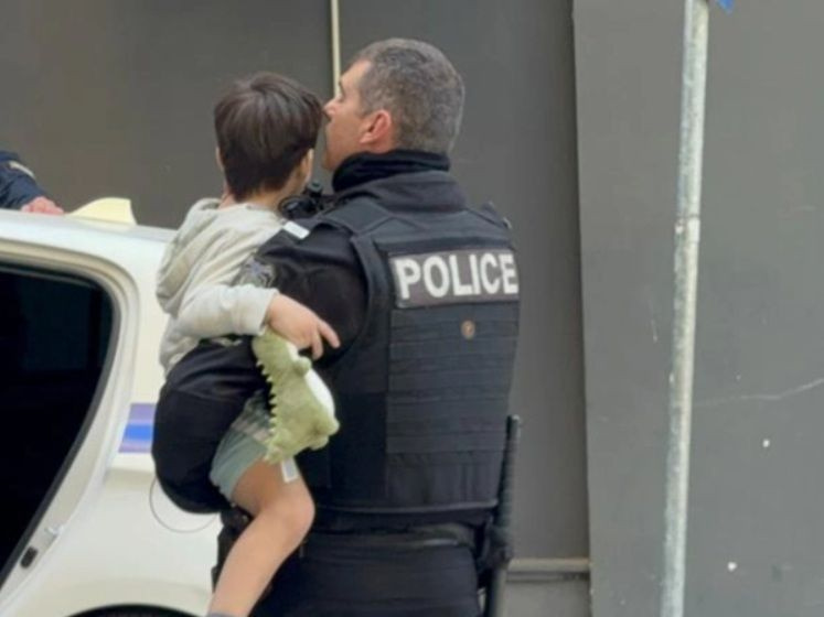 Στο Αυτόφωρο η μητέρα του 5χρονου που έμεινε μόνος στο σπίτι και «βομβάρδιζε» περαστικούς με πέτρες και παιχνίδια από τον 6ο όροφο