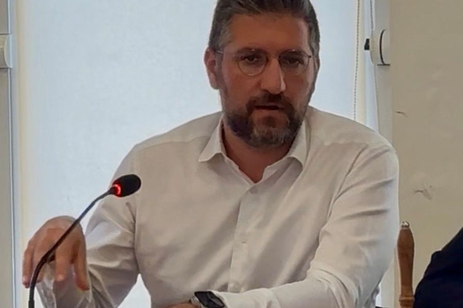Έγινε ντετέκτιβ ο δήμαρχος Μαλεβιζίου για τη δομή μεταναστών – Μόνο drone δεν σήκωσε πάνω από την Τύλισ