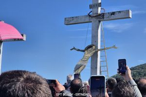 Παναγία Ξενιά: Συγκίνηση και κατάνυξη στην Ακολουθία της Αποκαθήλωσης στον λόφο «Γολγοθά»