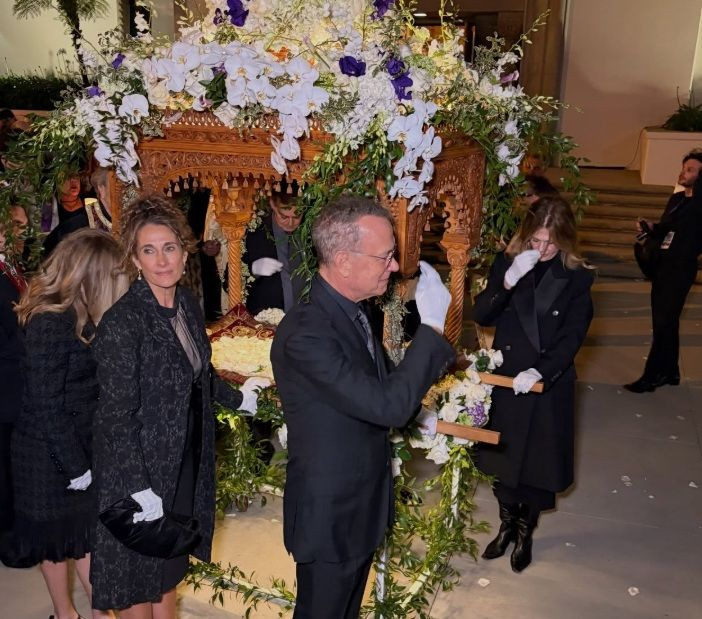 Χόλιγουντ και Ορθοδοξία: Η Melina Kanakaredes με τον Τομ Χανκς και τη Ρίτα Γουίλσον στον Επιτάφιο