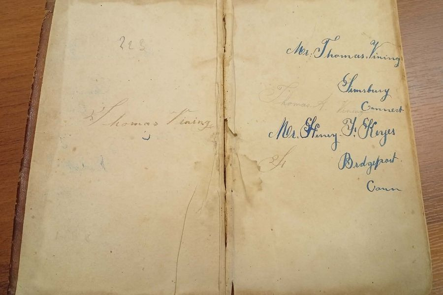 Δωρεά παλαιού βιβλίου στην Βικελαία  Βιβλιοθήκη