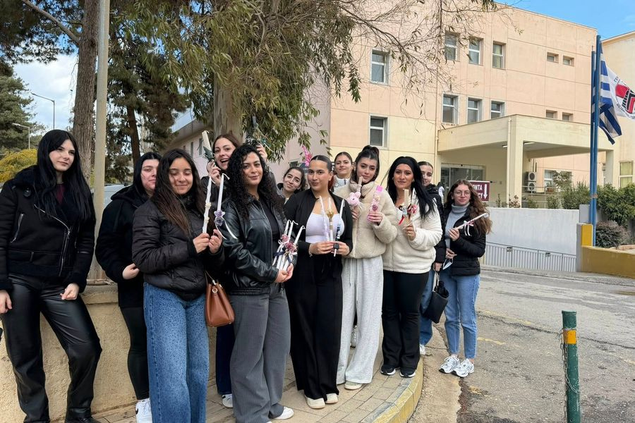 Φοιτήτριες της ΣΕΑΚ ΔΥΠΑ Ηρακλείου μοίρασαν λαμπάδες στην Παιδιατρική και Μαιευτική κλινική του Βενιζέλειου