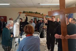 Κατάνυξη και συγκίνηση στην περιφορά του Επιταφίου του ΠΑΓΝΗ