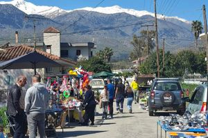 (ΦΩΤΟ) Πόλος έλξης τα κρητικά προϊόντα στις Βρύσες