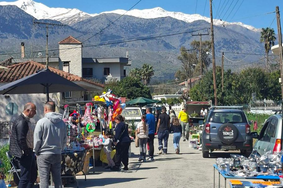 (ΦΩΤΟ) Πόλος έλξης τα κρητικά προϊόντα στις Βρύσες
