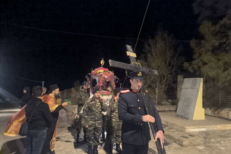 (ΦΩΤΟ) Η περιφορά του Επιταφίου στην ακριτική Γαύδο