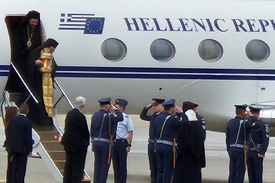 Ο πρόεδρος του Παγκοσμίου Συμβουλίου Κρητών στην υποδοχή του Αγίου Φωτός