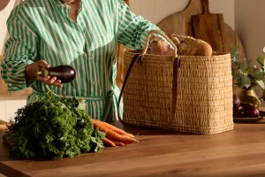 Η ακρίβεια μας έκανε «κυνηγούς» προσφορών – Περικοπές σε όλα για να βγει ο μήνας