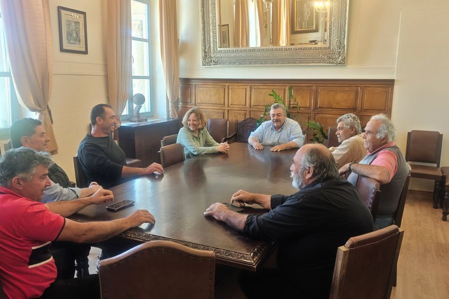 Σύσκεψη αγροκτηνοτρόφων με Καλογερή για δακοκτονία, ευλογιά και δασικά