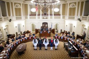 Υπερήφανοι Εύζωνοι στη Βοστώνη, ανάμεσά τους και ένας με Κρητική φορεσιά!