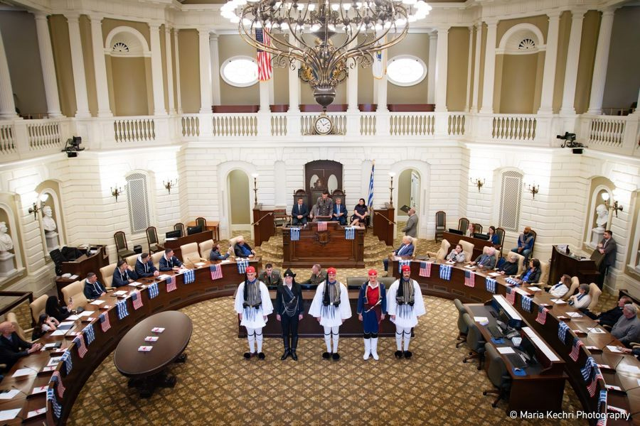 Υπερήφανοι Εύζωνοι στη Βοστώνη, ανάμεσά τους και ένας με Κρητική φορεσιά!