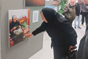 (ΦΩΤΟ) Ηλικιωμένη Κρητικιά βλέπει τον εαυτό της σε έκθεση φωτογραφίας και σοκάρεται…!