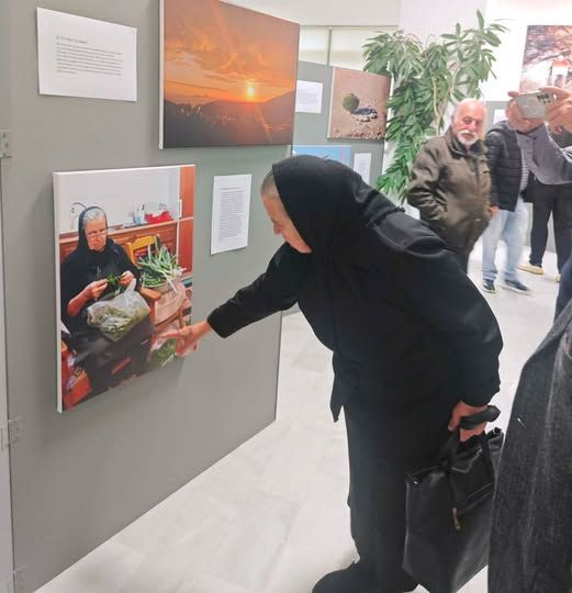 (ΦΩΤΟ) Ηλικιωμένη Κρητικιά βλέπει τον εαυτό της σε έκθεση φωτογραφίας και σοκάρεται…!