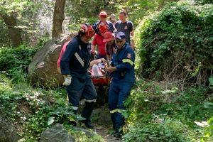 ΦΩΤΟ: Τουρίστρια τραυματίστηκε σε φαράγγι της Κρήτης