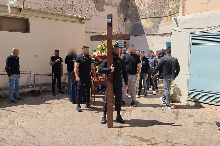 (ΦΩΤΟ) Φυλακές Αλικαρνασσού: Επιτάφιος της ελπίδας πίσω από τα σίδερα