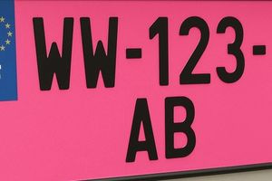 Ροζ πινακίδες στα αυτοκίνητα: Τι σημαίνουν και ποιους οδηγούς αφορούν