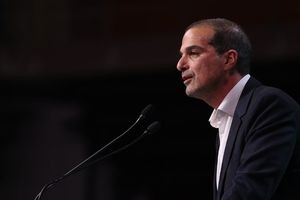 Η δικαστική εξουσία στήνει ένα πέπλο προστασίας γύρω από το Μαξίμου και προσωπικά τον πρωθυπουργό