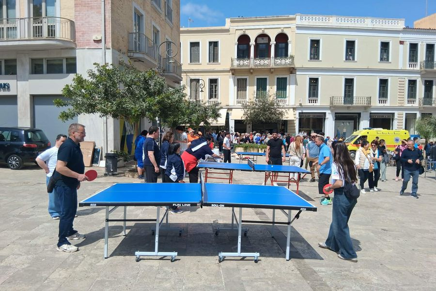 (ΦΩΤΟ) Μικροί και μεγάλοι έπαιξαν πινγκ – πονγκ στην Πλατεία του Αγίου Τίτου