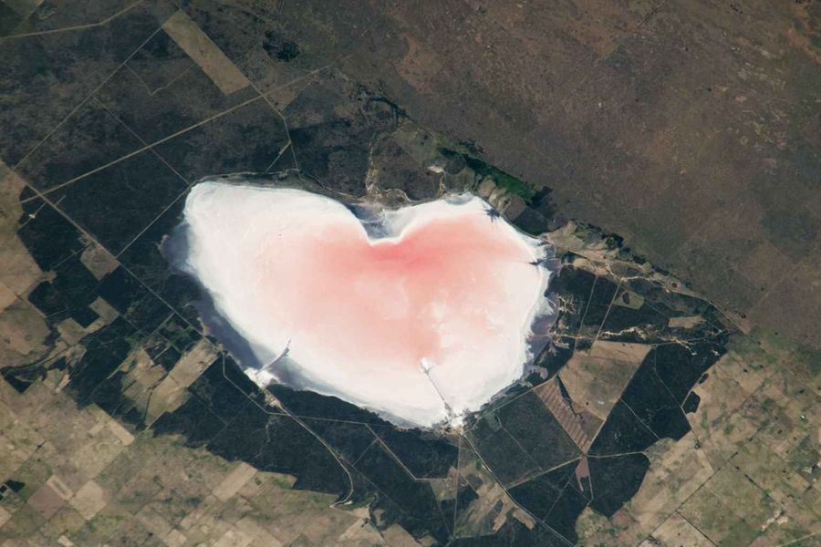 Ο Διεθνής Διαστημικός Σταθμός κατέγραψε ροζ γιγαντιαία καρδιά στην Αργεντινή – Η προέλευσή της