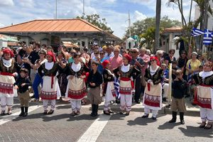 Δυναμική η παρουσία των Κρητικόπουλων στην παρέλαση για την 25η Μαρτίου στο Τάρπον Σπρινγκς της Φλόριντα