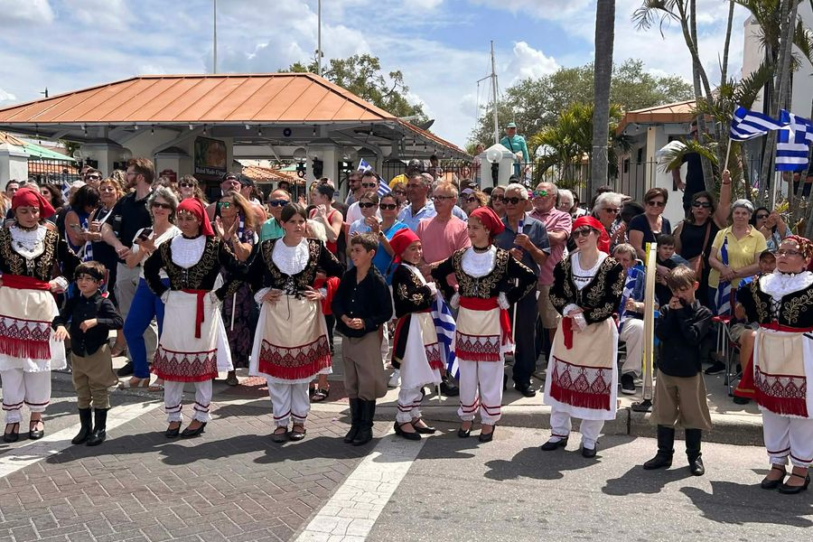 Δυναμική η παρουσία των Κρητικόπουλων στην παρέλαση για την 25η Μαρτίου στο Τάρπον Σπρινγκς της Φλόριντα