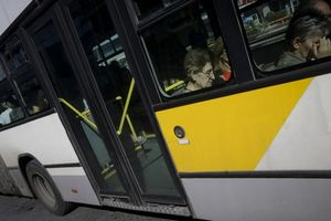Ξεχασιάρα γιαγιά άφησε τσάντα με 30 χιλ. ευρώ, λίρες και κοσμήματα σε λεωφορείο – Πώς βρέθηκε