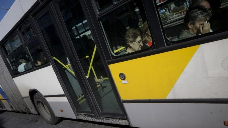 Ξεχασιάρα γιαγιά άφησε τσάντα με 30 χιλ. ευρώ, λίρες και κοσμήματα σε λεωφορείο – Πώς βρέθηκε