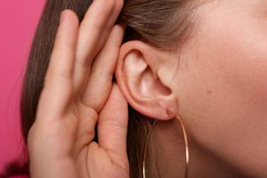 Απώλεια ακοής: 6 «σιωπηλά» σημάδια που δεν πρέπει να αγνοήσετε
