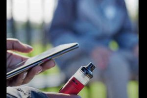 Πόσο “αθώο” είναι το άτμισμα; Μελέτη συνδέει τον καρκίνο του πνεύμονα και της στοματικής κοιλότητας με τη νέα μόδα