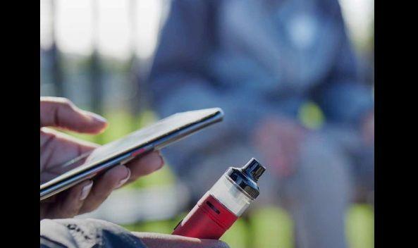 Πόσο “αθώο” είναι το άτμισμα; Μελέτη συνδέει τον καρκίνο του πνεύμονα και της στοματικής κοιλότητας με τη νέα μόδα