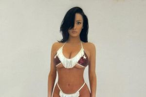 Μπιάνκα Σενσόρι: Viral η νέα αποκαλυπτική της εμφάνιση με τοσοδούλι «αστεράτο» μπικίνι