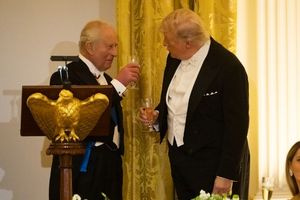 Βασιλιάς Κάρολος προς Τραμπ: «Χωρίς τους Βρετανούς, θα μιλούσατε γαλλικά»