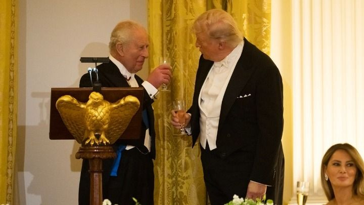 Βασιλιάς Κάρολος προς Τραμπ: «Χωρίς τους Βρετανούς, θα μιλούσατε γαλλικά»