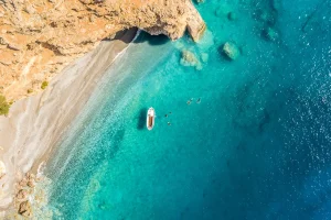 Τα παράδοξα του τουρισμού στην Κρήτη: Sold out Ιούνιος και Σεπτέμβριος, χαμηλές “πτήσεις” για Ιούλιο και Αύγουστο