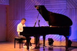 (ΦΩΤΟ-ΒΙΝΤΕΟ)-Η μουσική συναντά την προσφορά: Ρεσιτάλ πιάνου του Δημήτρη Δραϊνάκη στο Ηράκλειο