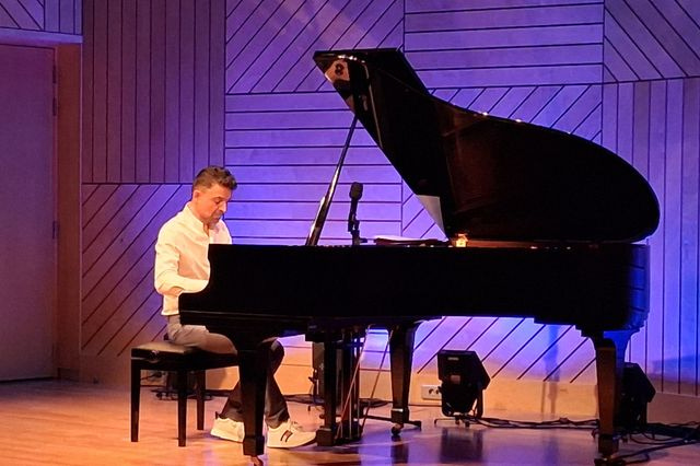 (ΦΩΤΟ-ΒΙΝΤΕΟ)-Η μουσική συναντά την προσφορά: Ρεσιτάλ πιάνου του Δημήτρη Δραϊνάκη στο Ηράκλειο