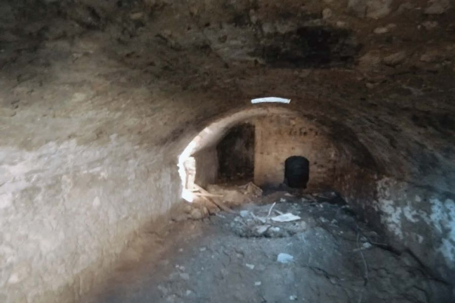 (ΦΩΤΟ – ΒΙΝΤΕΟ) Ανακάλυψε “κρυμμένη” ενετική στοά μέσα σε παλιό εργοστάσιο στο Ηράκλειο ο περιπτεράς Ιντιάνα Τζόουνς – Σε σπίτι μια χαμένη εκκλησία