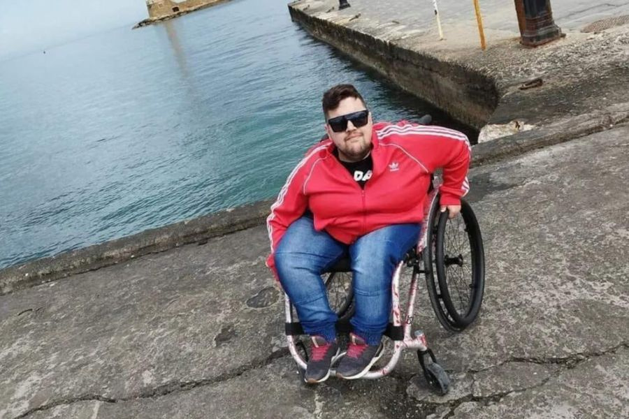 (ΒΙΝΤΕΟ) Χανιά: Ο Γιώργος Καλαϊτζιδάκης δίνει το δικό του μήνυμα, σηκώνοντας τον Σταυρό