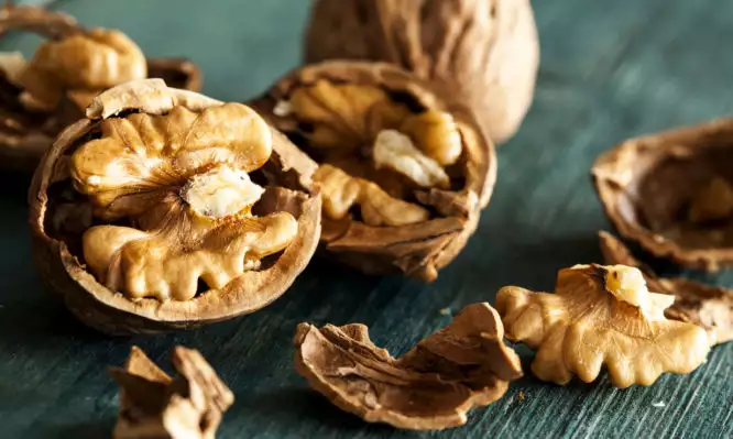 Πόσα καρύδια συνιστάται να καταναλώνουμε την ημέρα για να μειωθεί η χοληστερόλη