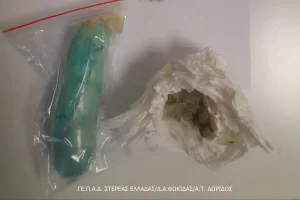 Αλλοδαπή είχε κρύψει στο σώμα της και σε επένδυση τσάντας της, συσκευασίες με 110 γραμμάρια ακατέργαστης κάνναβης