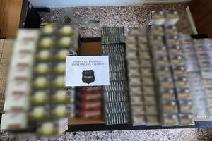 (ΦΩΤΟ): Βιβλιοπωλείο είχε στα ράφια του… 23.240 κροτίδες – Συνελήφθη ο επιχειρηματίας