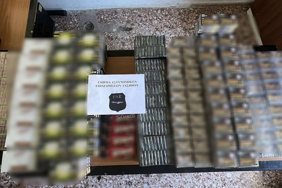 (ΦΩΤΟ): Βιβλιοπωλείο είχε στα ράφια του… 23.240 κροτίδες – Συνελήφθη ο επιχειρηματίας