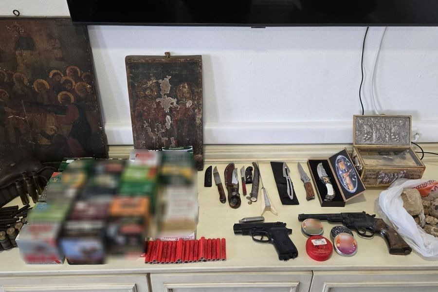 ΦΩΤΟ: Η καταγγελία για ενδοοικογενειακή απειλή «αποκάλυψε» όπλα-Τι βρήκαν οι αρχές